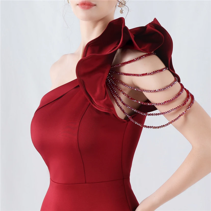 Vestido de noche con cuello oblicuo, hombros con estampado de hojas de loto, bordado artesanal y diamantes, ideal para la celebración de la reunión anual. view 28