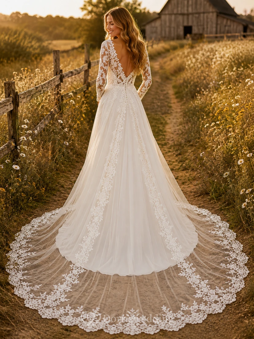 Robe de mariée champêtre en tulle et dentelle, coupe trapèze, col en V, manches longues, traîne chapelle view 2