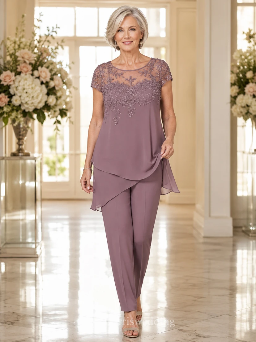 Vintage-Mauve-Hosenanzug mit modernem Scoop-Ausschnitt, Illusion-Joch, kurzen Ärmeln, asymmetrischem Schnitt und Knöchellänge – perfekt für die Mutter der Braut.