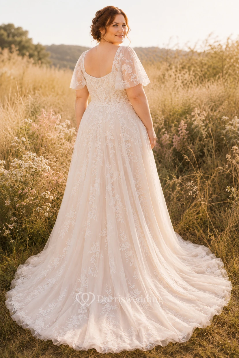 Vestido de novia de talla grande con escote cuadrado, encaje y corte en A, con mangas cortas. view 2