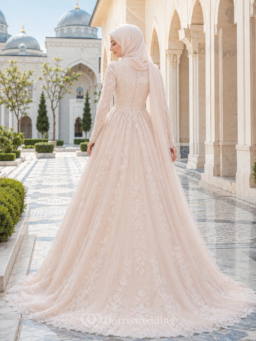 Vestido de novia musulmán modesto de encaje, manga larga, corte en A, con cola de capilla. view 2