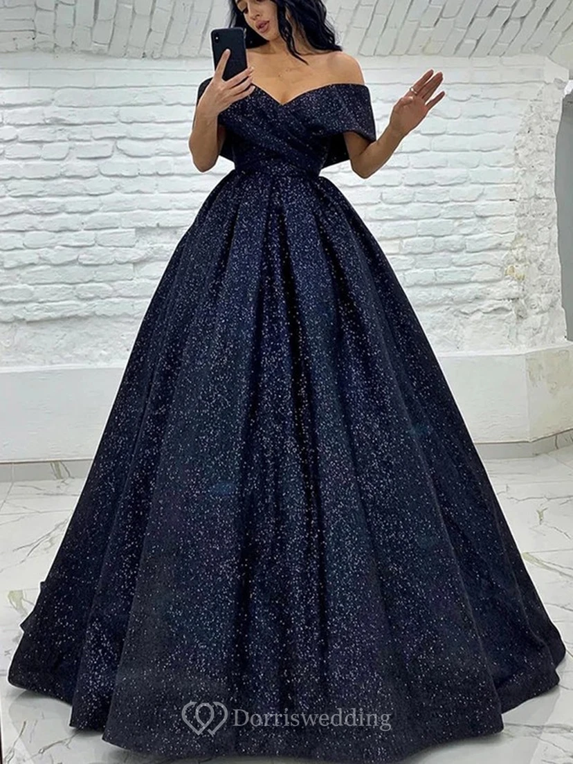 Robe de bal noire à sequins, épaules dénudées, coupe trapèze view 3