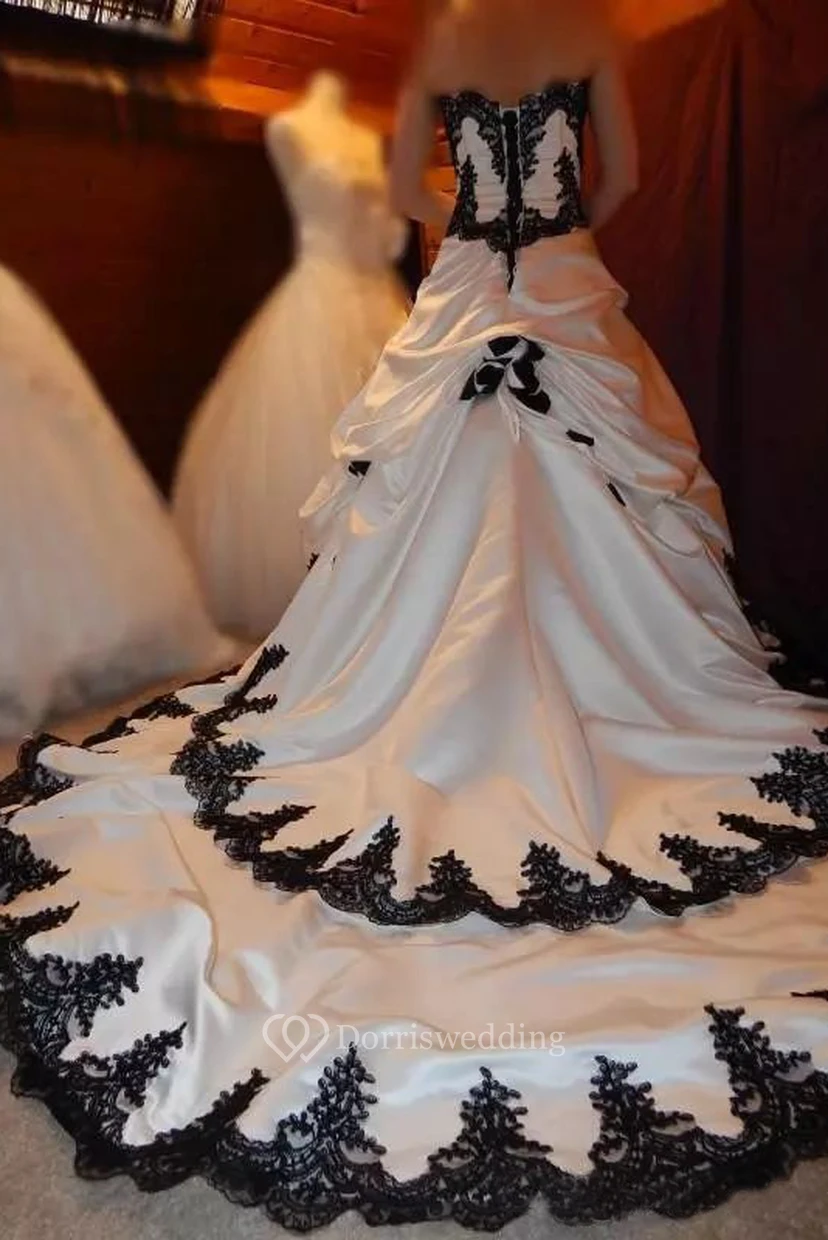 Vestido de novia de princesa estilo princesa, de tafetán, con escote corazón, sin mangas, cola catedral, volantes en cascada y capas. view 2