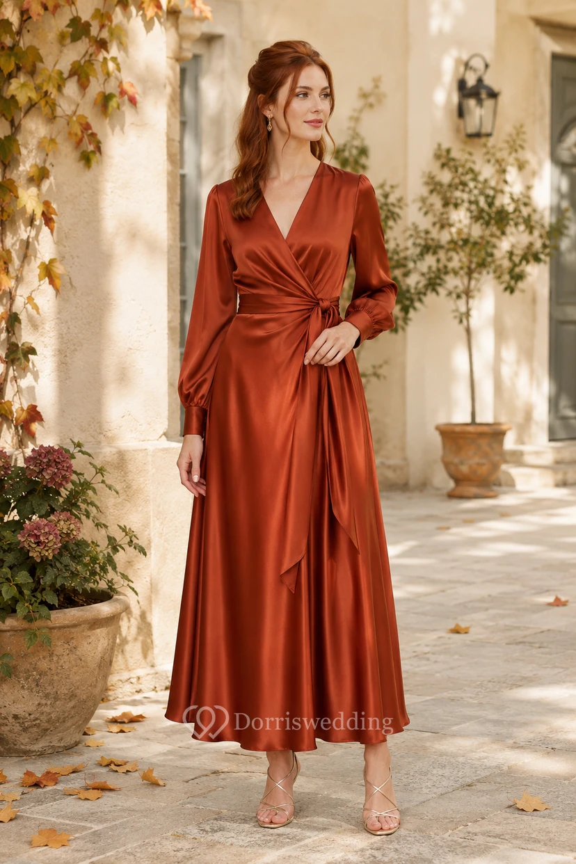Vestido de invitada de boda color óxido, satén, corte en A, escote en V, manga larga, largo midi.