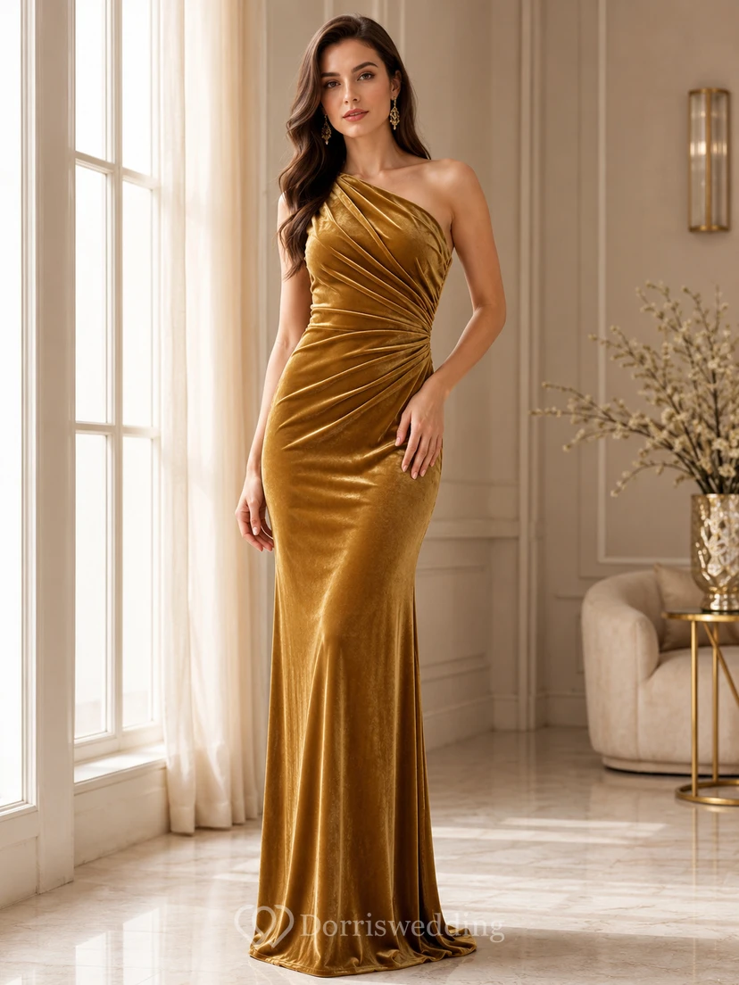Vestido de noche formal largo hasta el suelo, de terciopelo fruncido con un solo hombro, color dorado moderno.