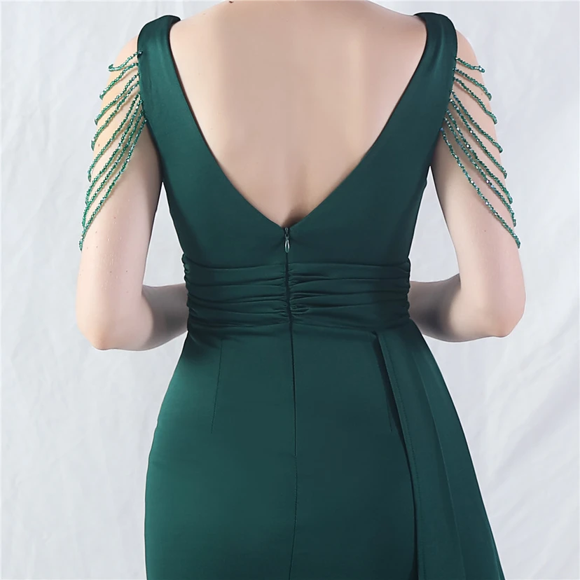 Ein Abendkleid aus insgesamt 8 Farben, gefertigt mit aufwendiger Satinfalttechnik und Perlenstickerei. view 34