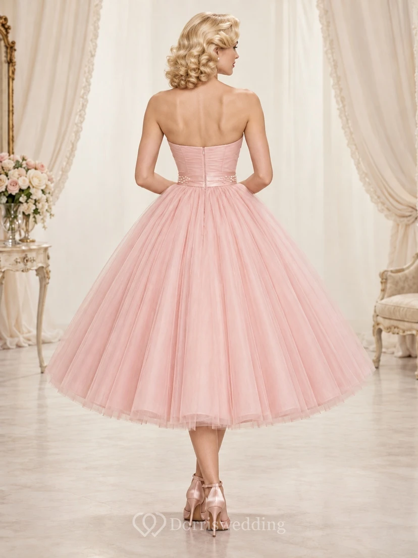 Robe de bal des années 1950, rose poudré, bustier cœur, en tulle, coupe trapèze, longueur thé, sans bretelles, décolleté cœur. view 2