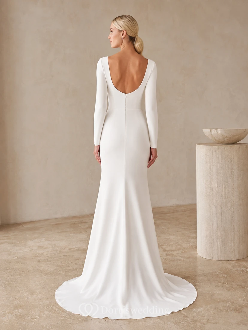 Robe de mariée minimaliste de style balroom, en satin, coupe fourreau, manches longues et col bateau, avec traîne. view 2