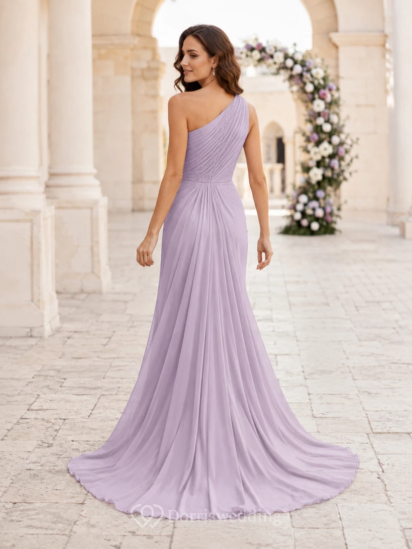 Robe de mariée lavande asymétrique en mousseline froncée, coupe fourreau et traîne. view 2