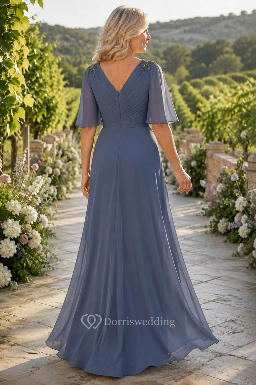Vestido largo de gasa azul acero de corte A, manga corta, escote en V y detalle drapeado, ideal para la madre de la novia. view 2