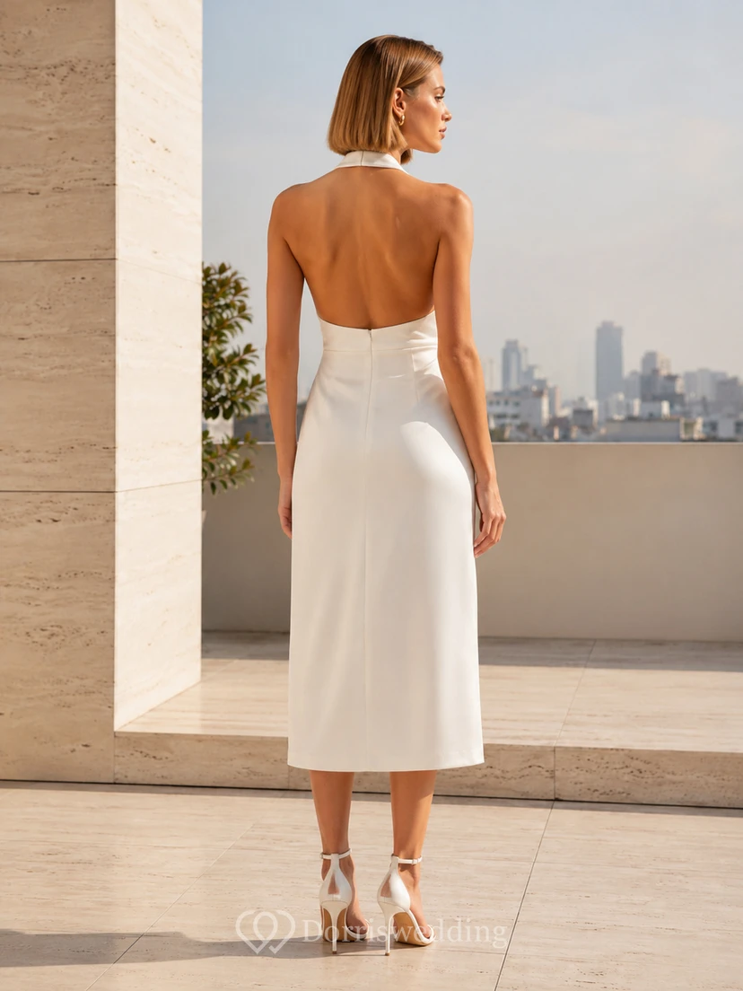 Robe de mariée moderne et sexy en mousseline, coupe fourreau, longueur thé, dos nu, sans manches, col licou, style plage. view 2