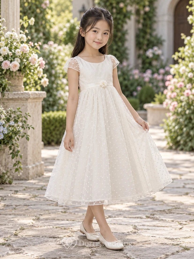 Teelanges elfenbeinfarbenes A-Linien-Kleid aus Tüll mit Punkten, kurzen Ärmeln, Schärpe und Schleife am Rücken für Blumenmädchen