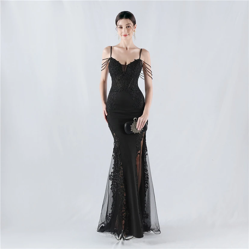 Robe de soirée à col montant en dentelle et perles, ornée d'un gilet à chevrons et d'un haut en dentelle. view 6