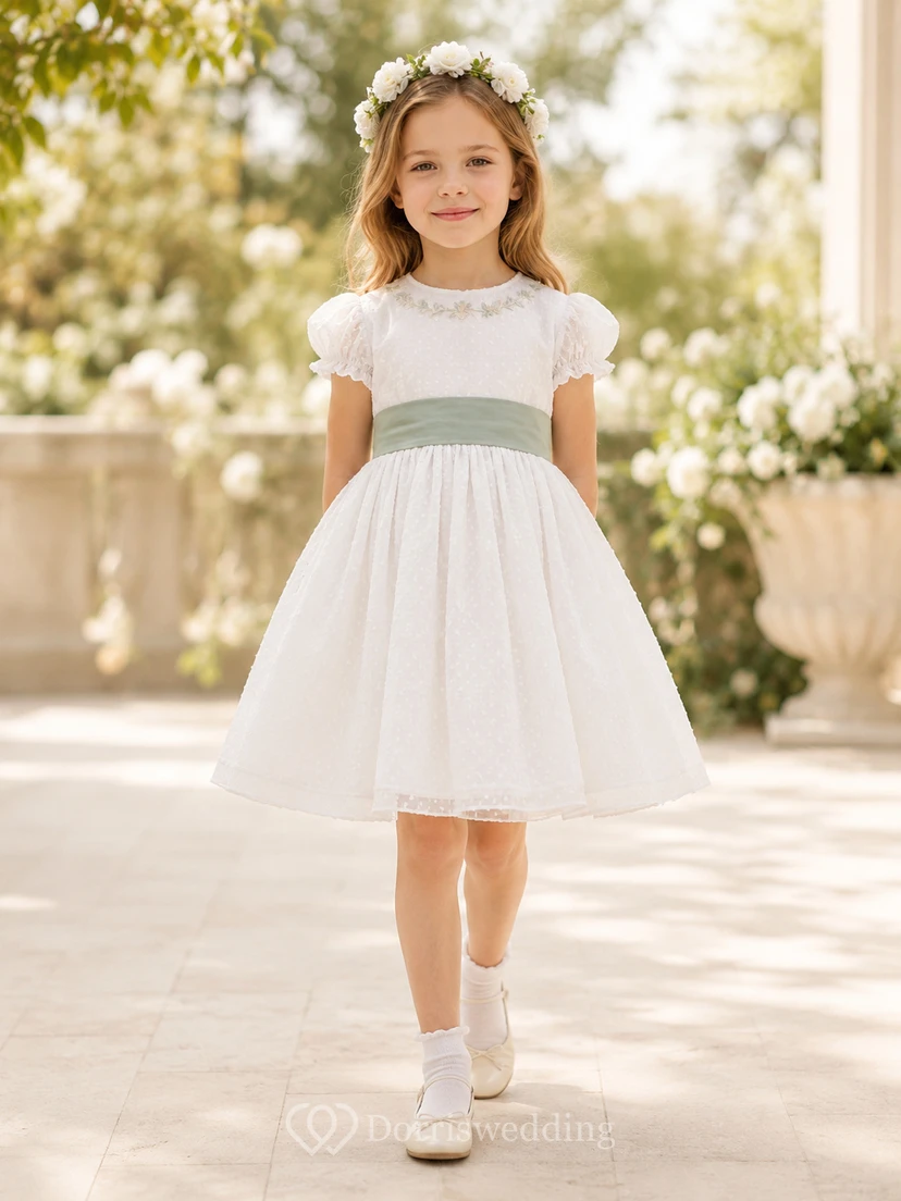 Vestido de niña de flores de corte A en tul marfil y satén con manga corta tipo casquillo, escote joya y falda a la altura de la rodilla con detalles de lazo.