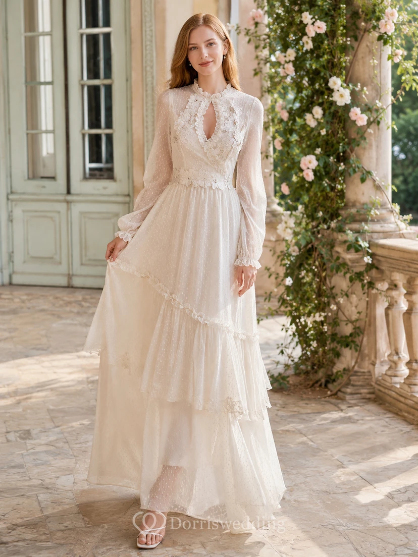 Robe de mariée trapèze à col montant, manches longues style poète et décolleté en V à volants