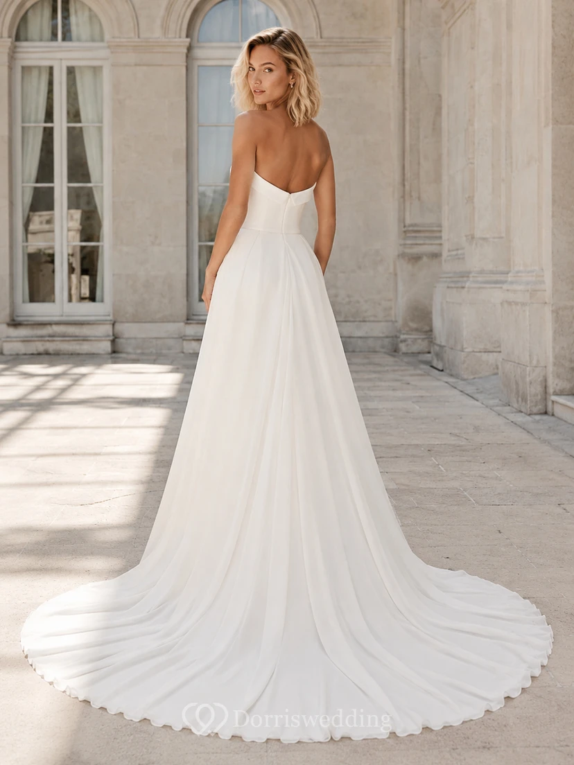 Robe de mariée classique en mousseline, bustier cœur, coupe trapèze, traîne chapelle, fendue sur le devant et dos nu view 2