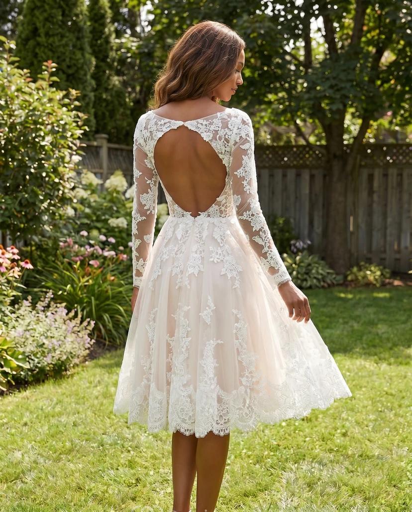 Robe de mariée vintage à col rond, manches longues et coupe trapèze, ornée d'appliqués de dentelle et de col rond, style vintage. view 4