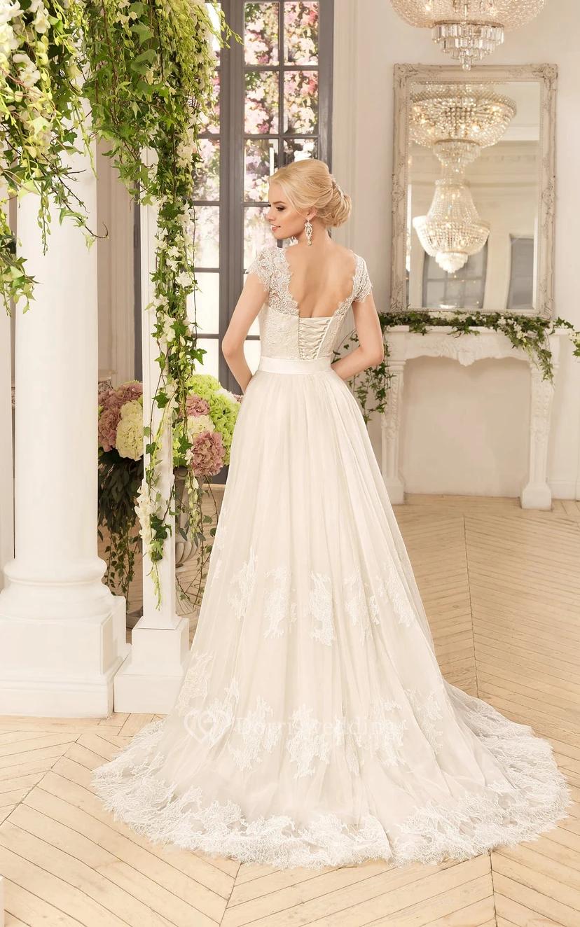 Robe longue en satin dentelle, coupe trapèze, col en V, manches courtes, dos corset, ornée d'appliques et d'un nœud. view 3