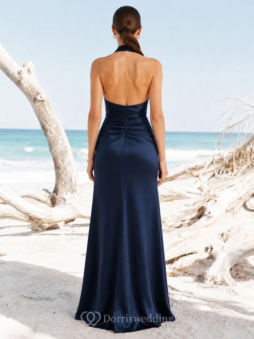 Dunkelblaues, ärmelloses Etuikleid aus Satin mit Neckholder und Wasserfallausschnitt für Hochzeitsgäste an Strandhochzeiten – bodenlang und rückenfrei view 2