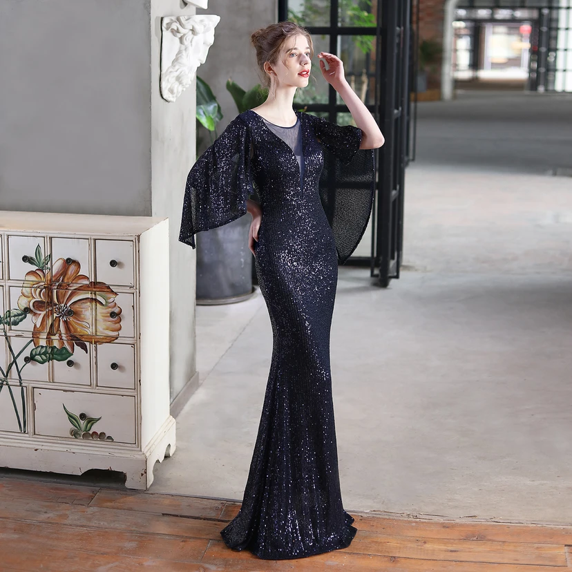 Robe de soirée élégante à paillettes, style sirène, ailes d'ange, idéale pour un banquet ou une réunion. Mannequin automobile. Robe de soirée d'été. view 28