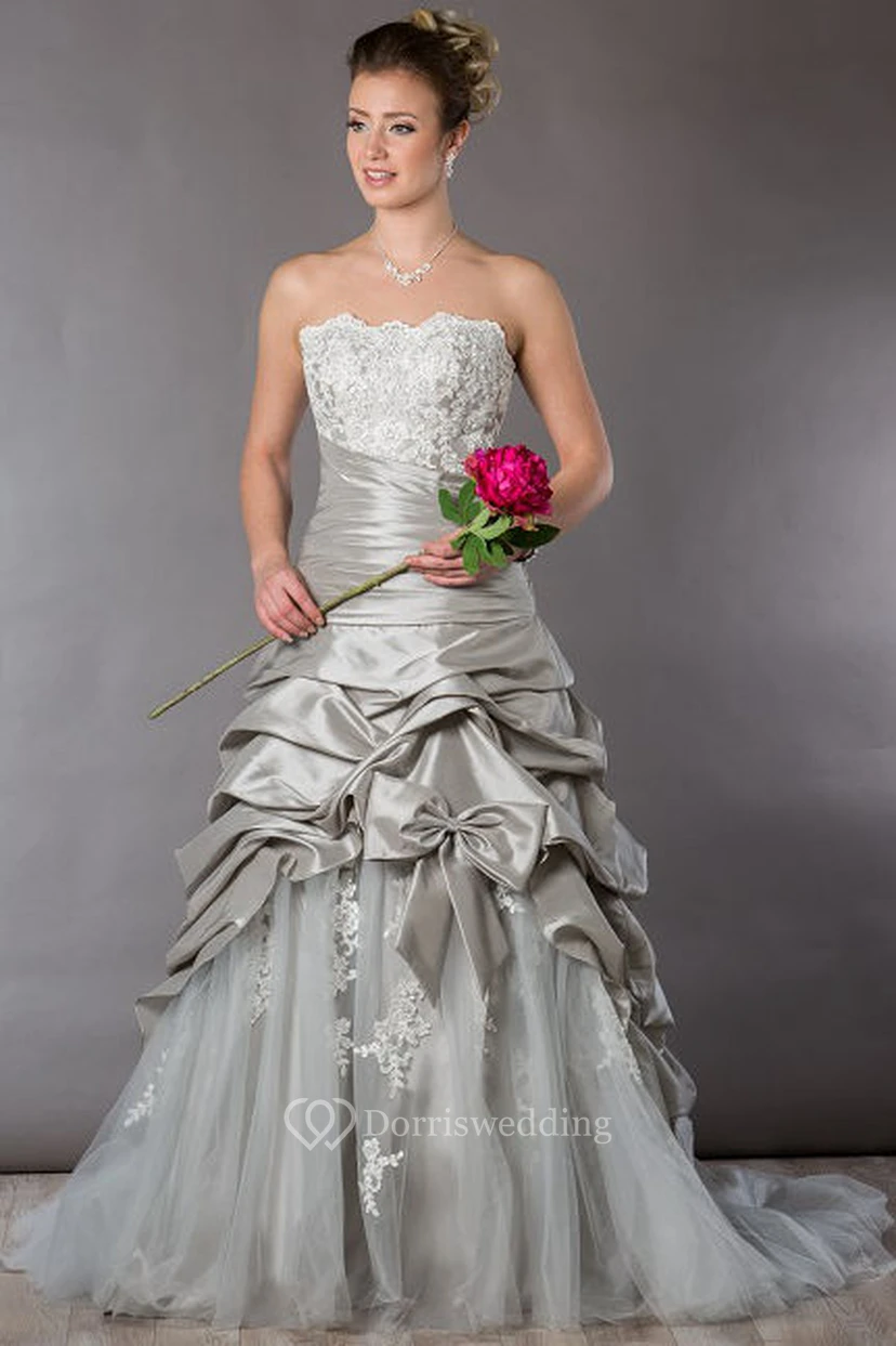 Trägerloses Brautkleid aus Tüll mit Applikationen, Taftrüschen und Schleife