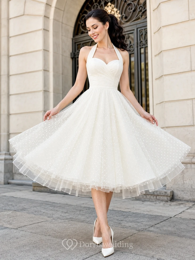Vintage Teelänge Neckholder-Brautkleid mit herzförmigem Rückenausschnitt, gepunktetem Tüll und Falten in A-Linie