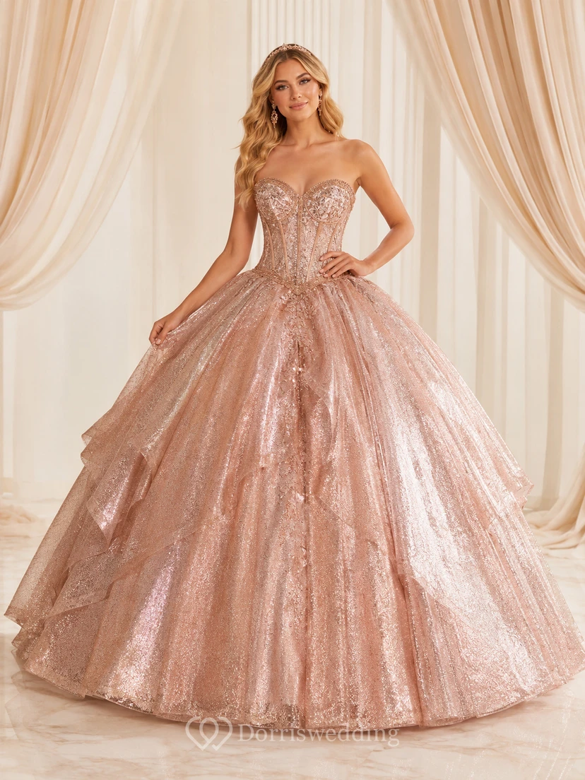 Robe de bal de princesse de quinceañera de luxe rose poudré, bustier cœur métallisé sculpté, luxueuse et sans bretelles, ornée d'un décolleté cœur.