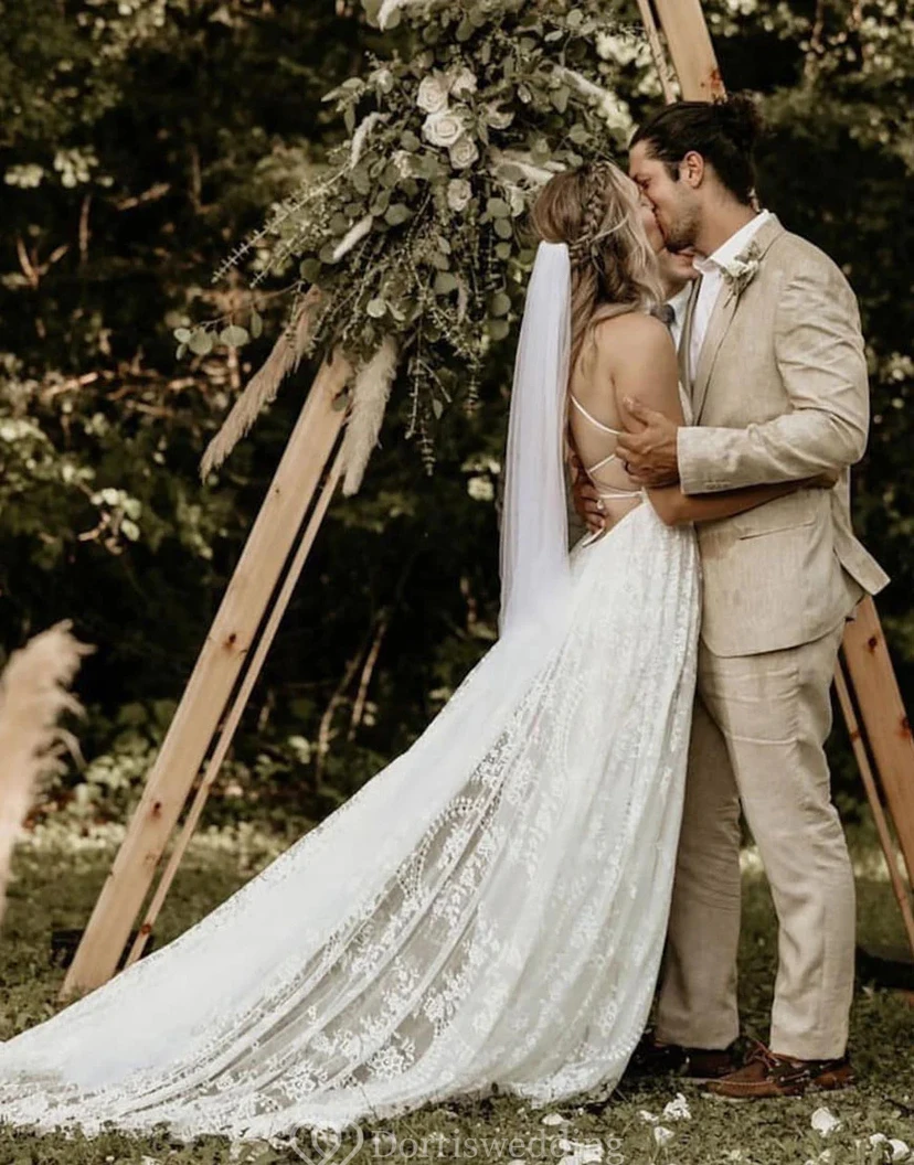 Robe de mariée bohème dos nu en dentelle à col halter et dos nu view 3
