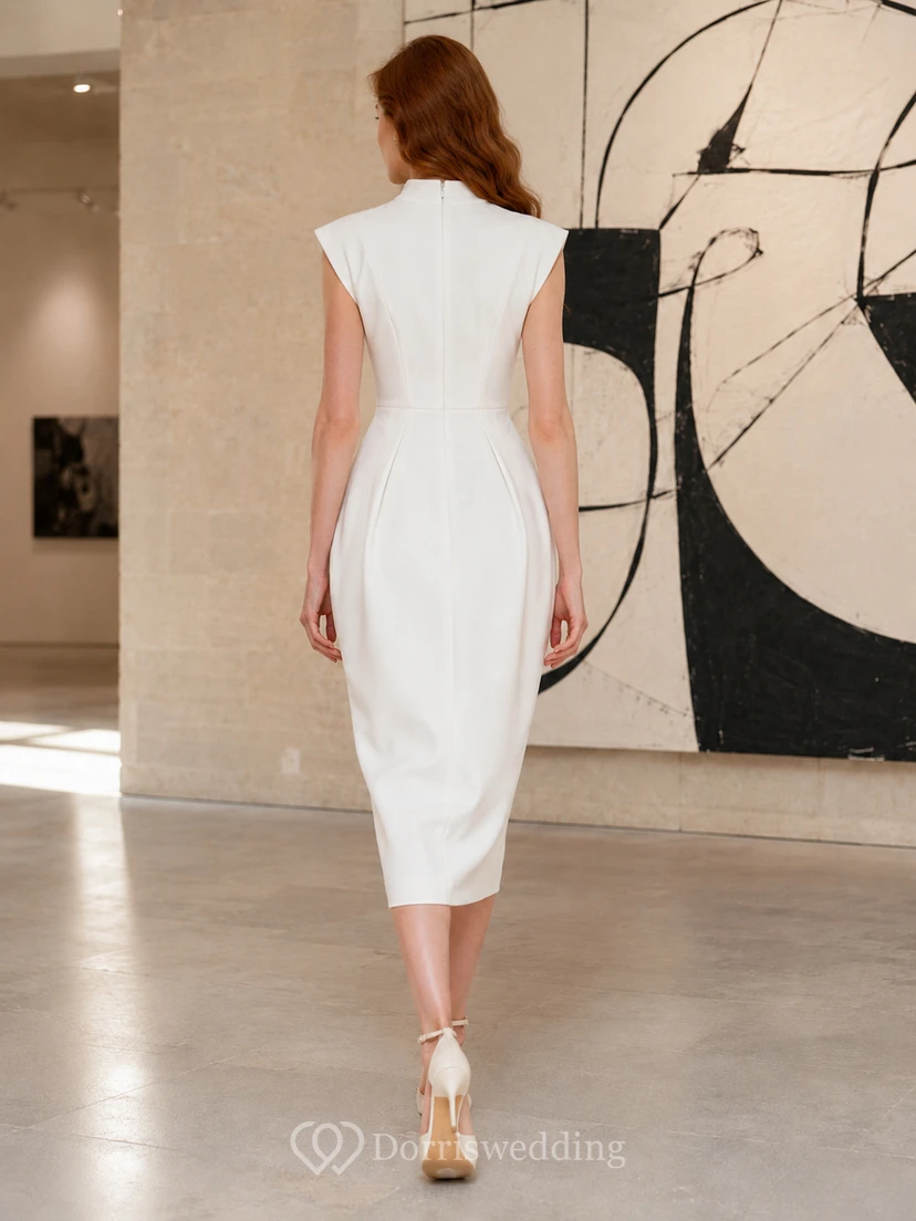 Robe fourreau blanche sans manches à col montant et style sculptural, style galerie, mi-longue view 2