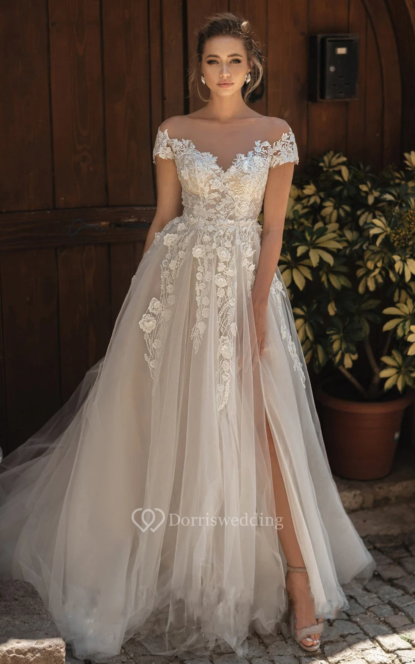 Vestido de novia moderno de tul con hombros descubiertos, manga corta, apliques de encaje y botones. view 3