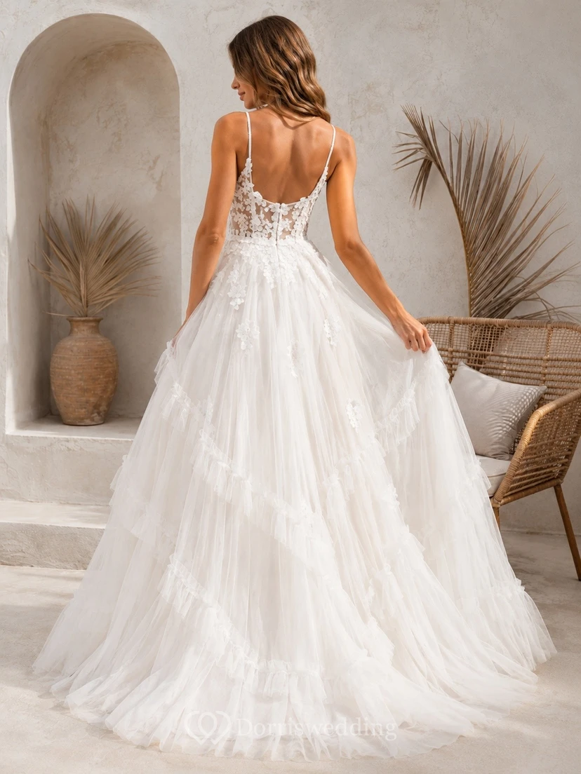 Vestido de gala blanco de tul con escote corazón, sin mangas, largo hasta el suelo, con volantes escalonados. view 2