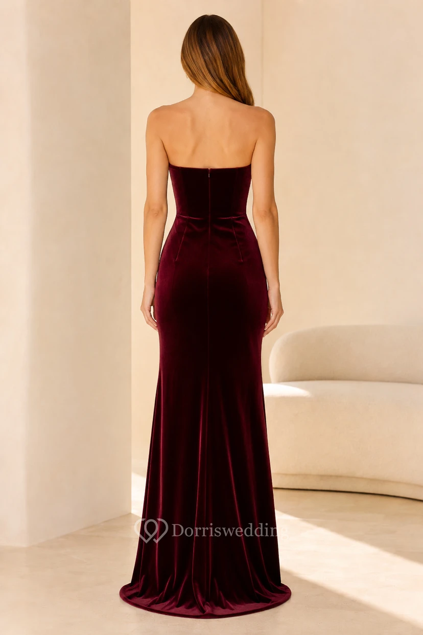 Robe de soirée fourreau en velours bordeaux, bustier sans bretelles, décolleté cœur fendu, longueur au sol view 2