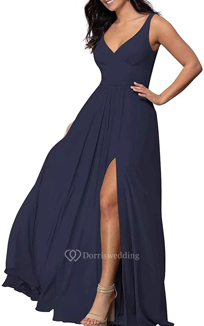 Robe de demoiselle d'honneur en mousseline de soie, coupe trapèze, sans manches, longueur au sol, col en V et fente sur le devant view 7