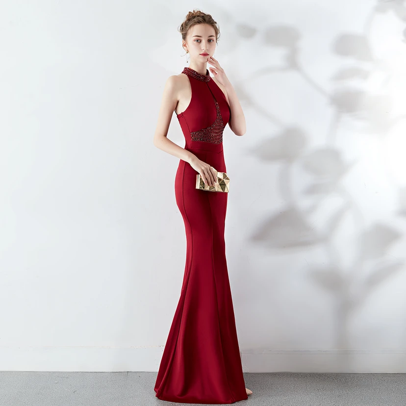 Robe de mariée longue rouge à traîne et col halter, style automne, pour un banquet de mariage ou une soirée. view 33
