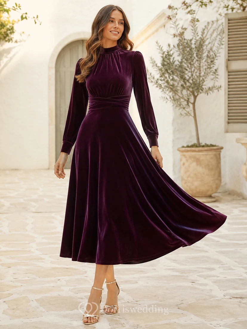 Robe de thé en velours prune à col montant et manches bouffantes, coupe trapèze, idéale pour un thé.