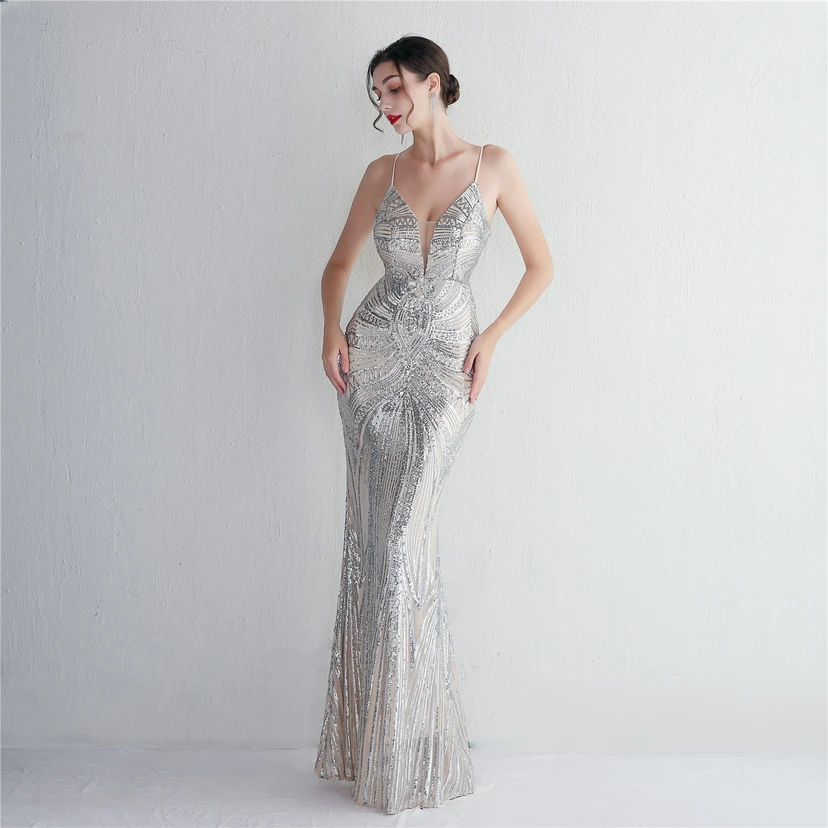 Vestido largo de noche con lentejuelas y tirantes de flores, ajustado, elegante y de estilo sofisticado. view 10