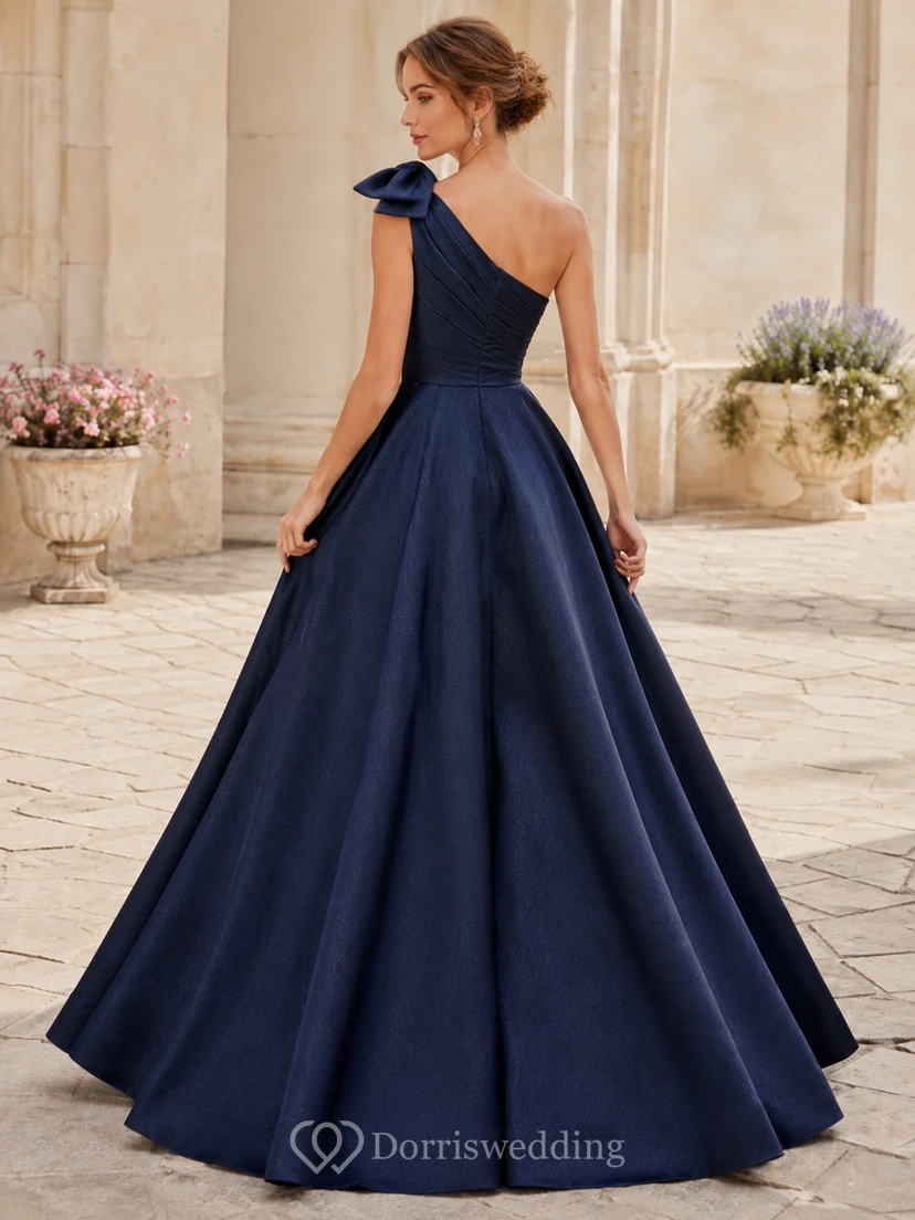 Robe de bal élégante en satin bleu marine foncé, asymétrique, à nœud et à une épaule. view 2