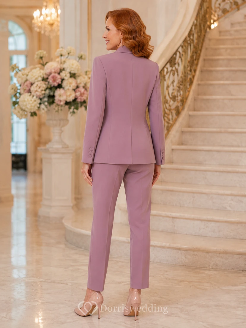 Eleganter, zweireihiger Hosenanzug in Vintage-Mauve mit V-Ausschnitt, V-Ausschnitt, langen Taschen und schmal zulaufender Hose – perfekt für die Mutter der Braut. view 2