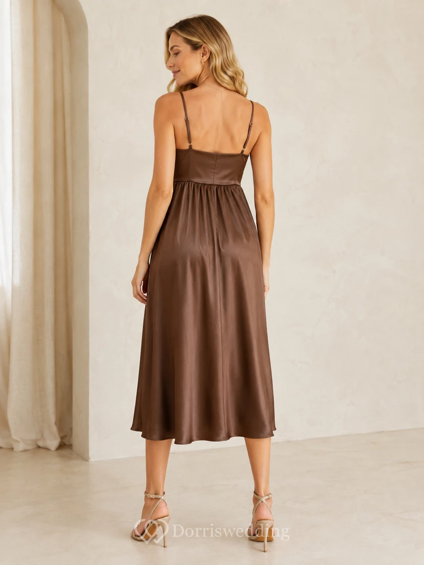 Robe nuisette de maternité chocolat, col bénitier, fines bretelles, satin, longueur thé, style nuisette, en satin, couleur chocolat, robe de cocktail nuisette mi-longue à bretelles spaghetti et col bénitier. view 2