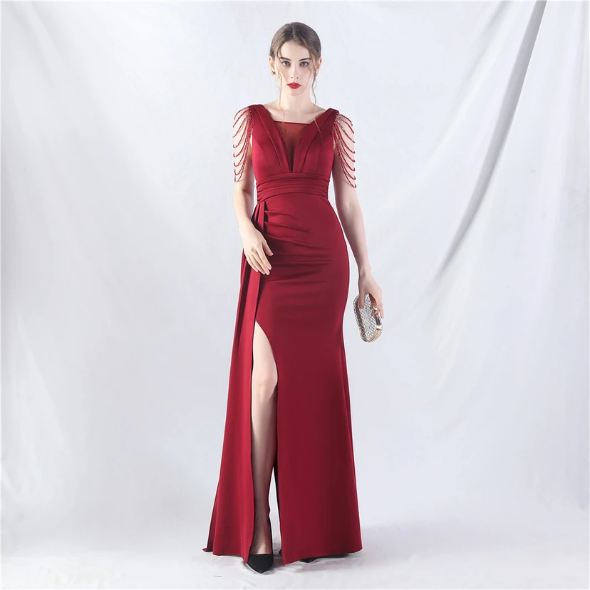 Ein Abendkleid aus insgesamt 8 Farben, gefertigt mit aufwendiger Satinfalttechnik und Perlenstickerei. view 38
