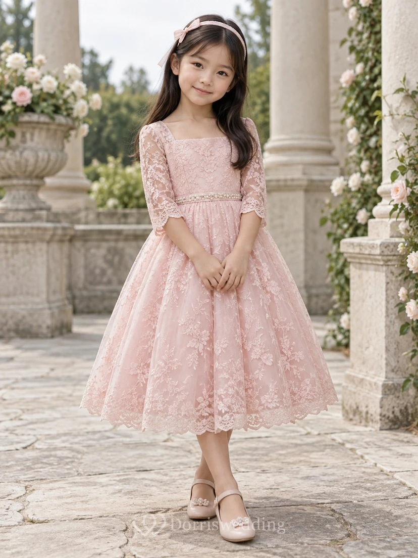 Vestido de niña de flores rosa con escote cuadrado, corte en A, encaje floral, mangas hasta el codo y borde festoneado.