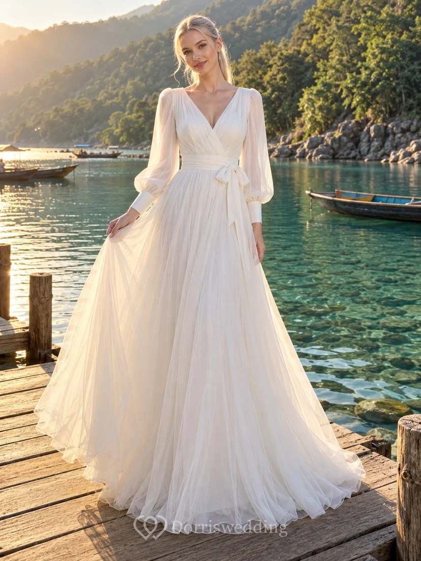 Schlichtes Brautkleid in A-Linie mit V-Ausschnitt, langen Ärmeln, gerafftem Tüll und Schärpe
