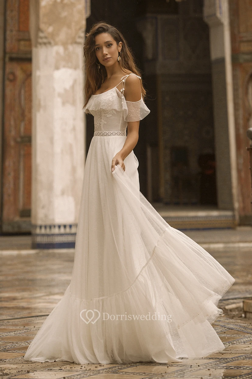 Robe de mariée en tulle adorable, à bretelles spaghetti et épaules dénudées, ornée de dentelle.
