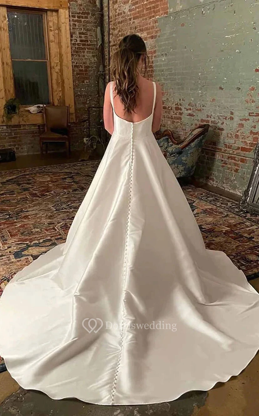 Vestido de novia sencillo de satén con tirantes finos, corte imperio y silueta acampanada. view 2