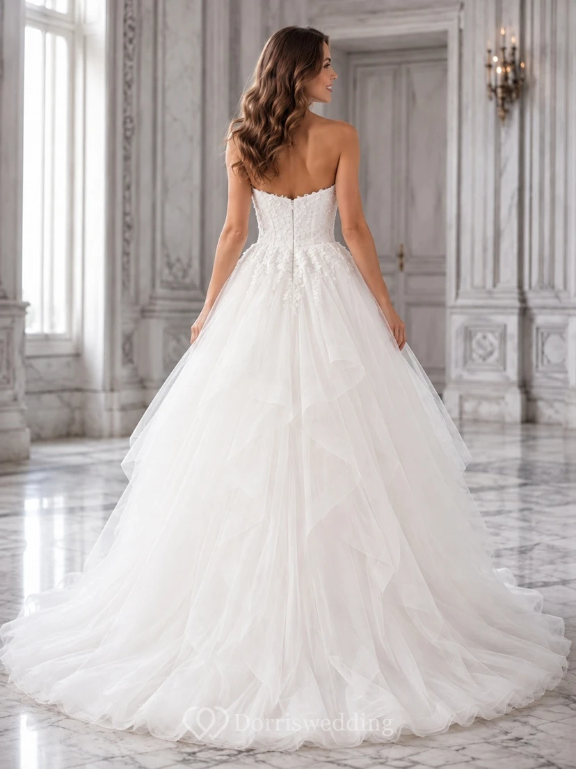Vestido de novia romántico de tul con escote corazón, sin tirantes, estilo princesa y cola de capilla. view 2