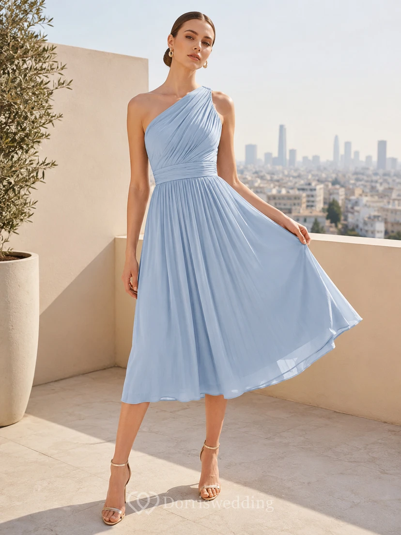 Robe de demoiselle d'honneur moderne en mousseline bleu ciel Azure Orbit, coupe trapèze, longueur thé, asymétrique, sans manches, épaule dénudée