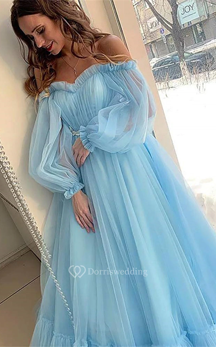 Vestido de gala etéreo de manga larga con cola de tul hasta el suelo y volantes. view 3