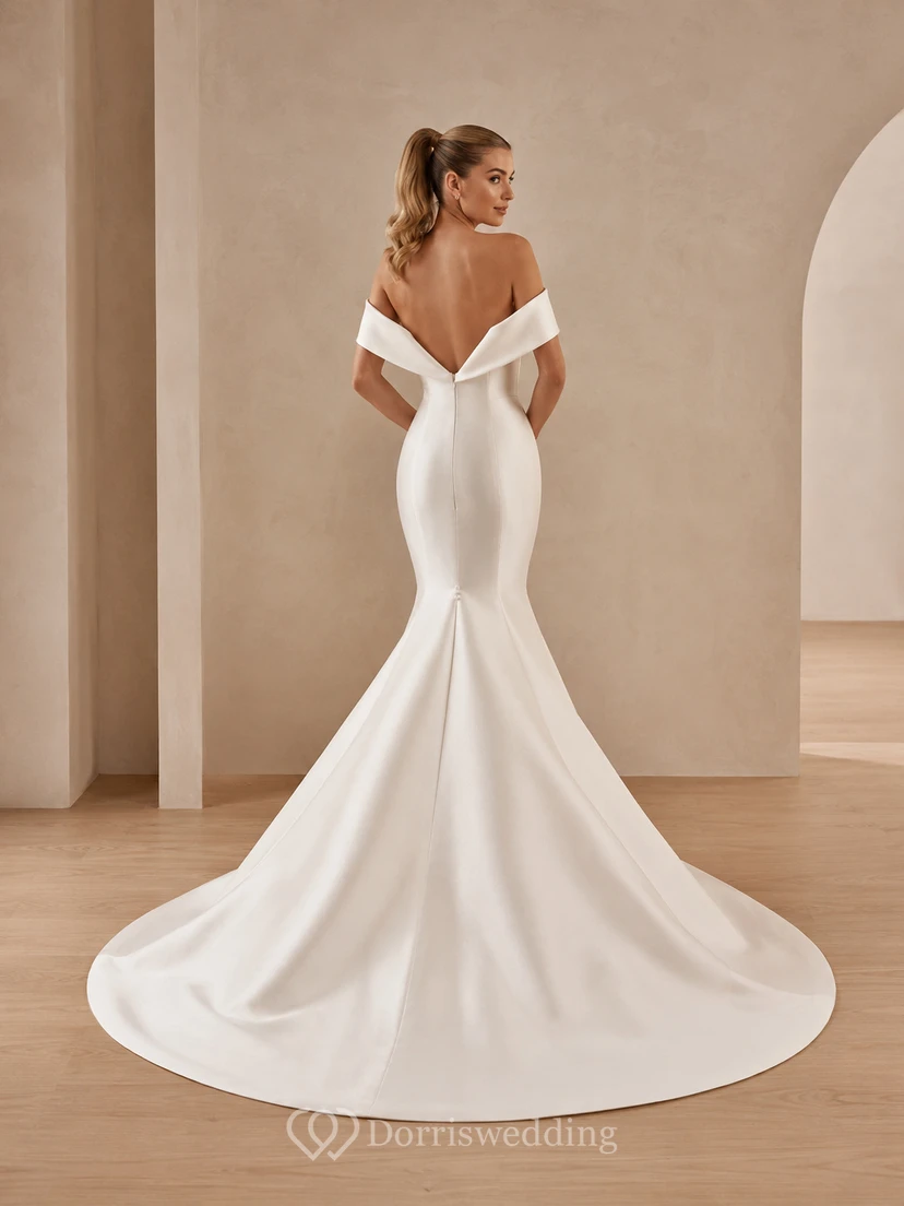 Robe de mariée sirène en satin poli, épaules dénudées, manches courtes, traîne chapelle, minimaliste, pour une cour intérieure. view 2