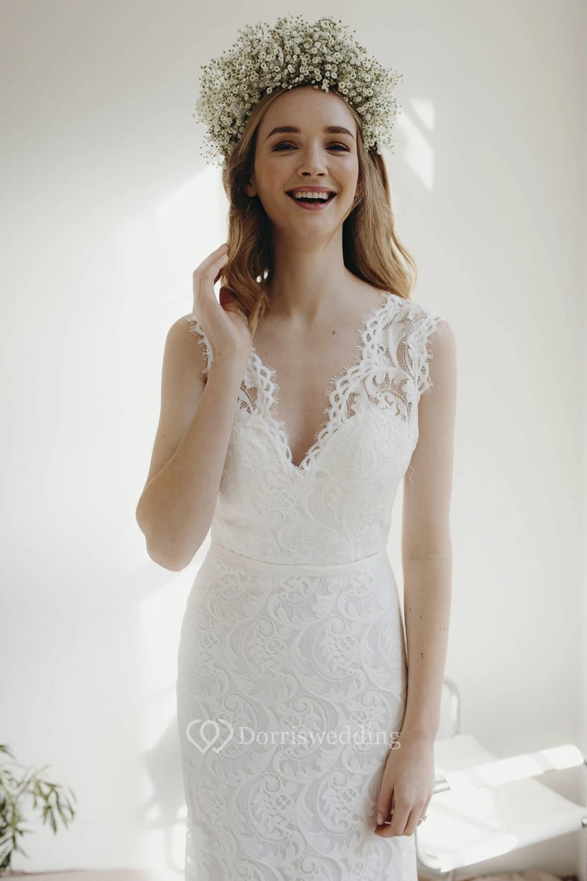 Robe de mariée fourreau en dentelle à manches courtes et décolleté en V profond avec traîne courte view 4