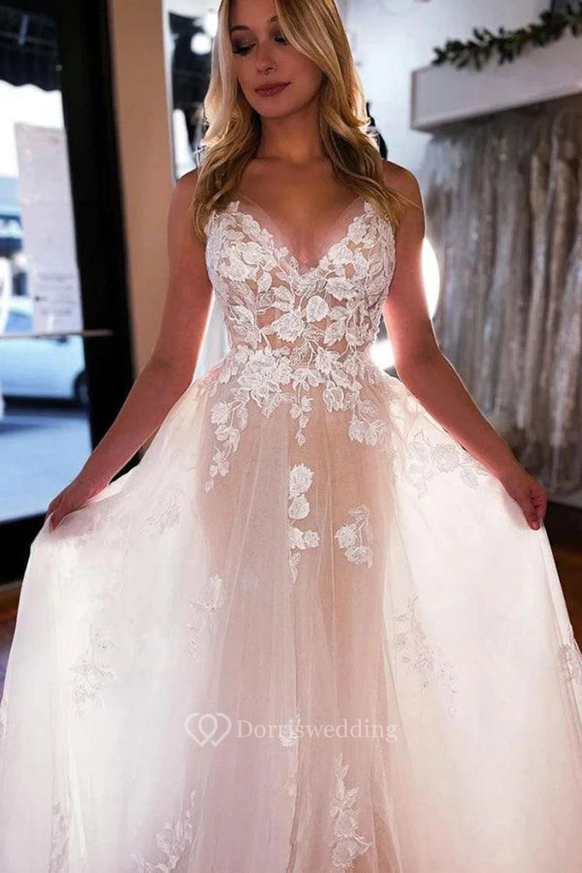 Robe de mariée vaporeuse en tulle et dentelle appliquée, style spaghetti sexy view 3